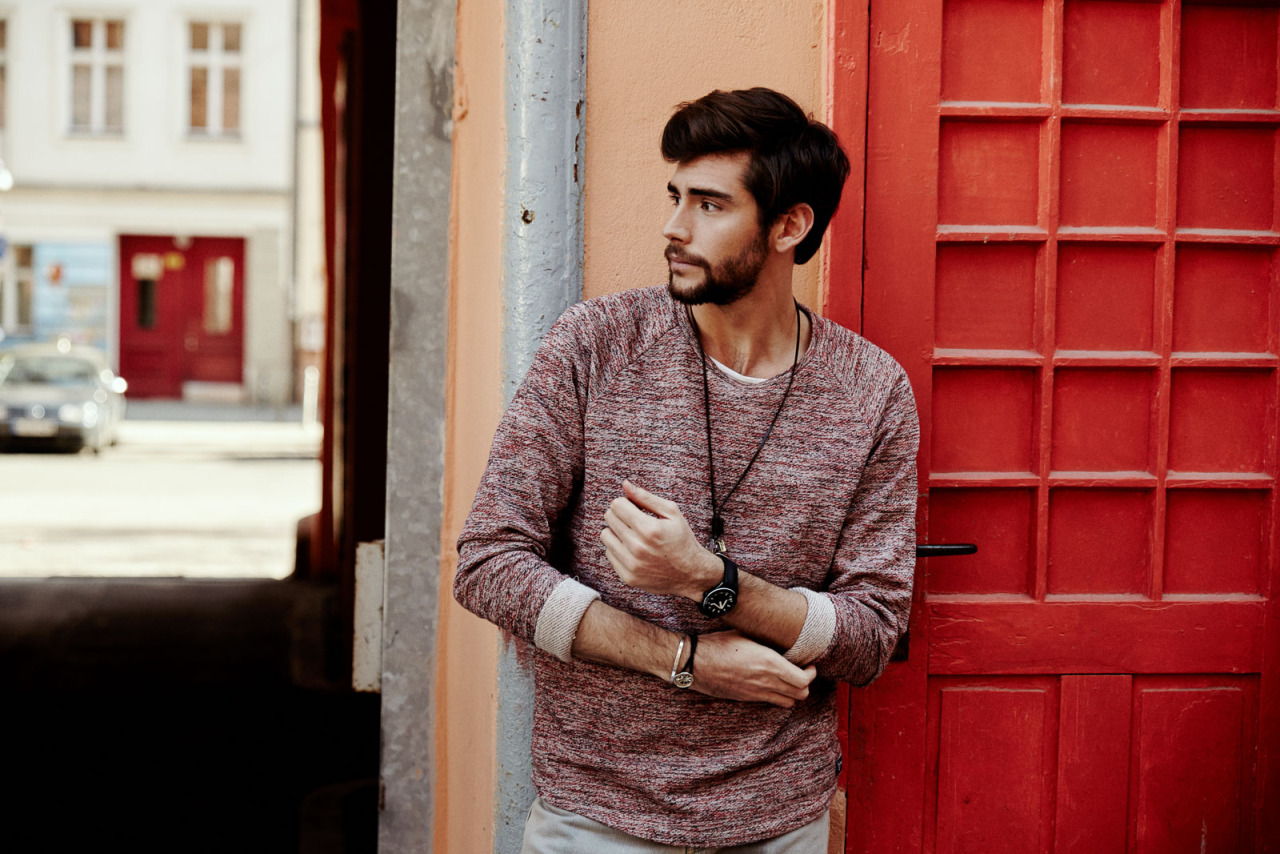 Alvaro soler sofia перевод. Альваро Солер. Альваро Солер 2022. Альваро Солер фото. Alvaro Soler стиль.